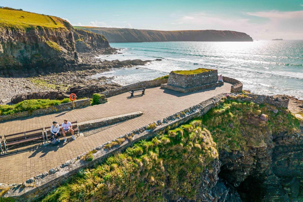 Timber Hill Self Catering Cedar Lodges Broad Haven Extérieur photo
