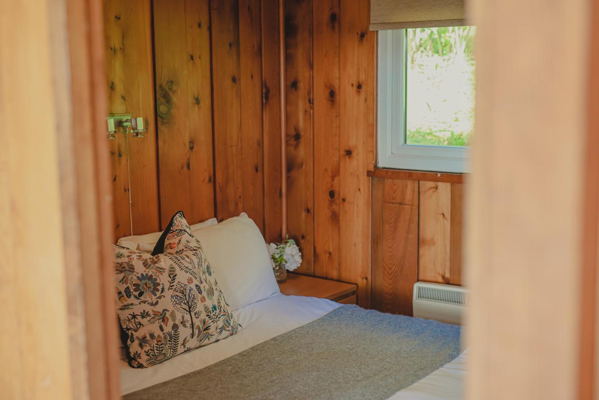 Timber Hill Self Catering Cedar Lodges Broad Haven Extérieur photo