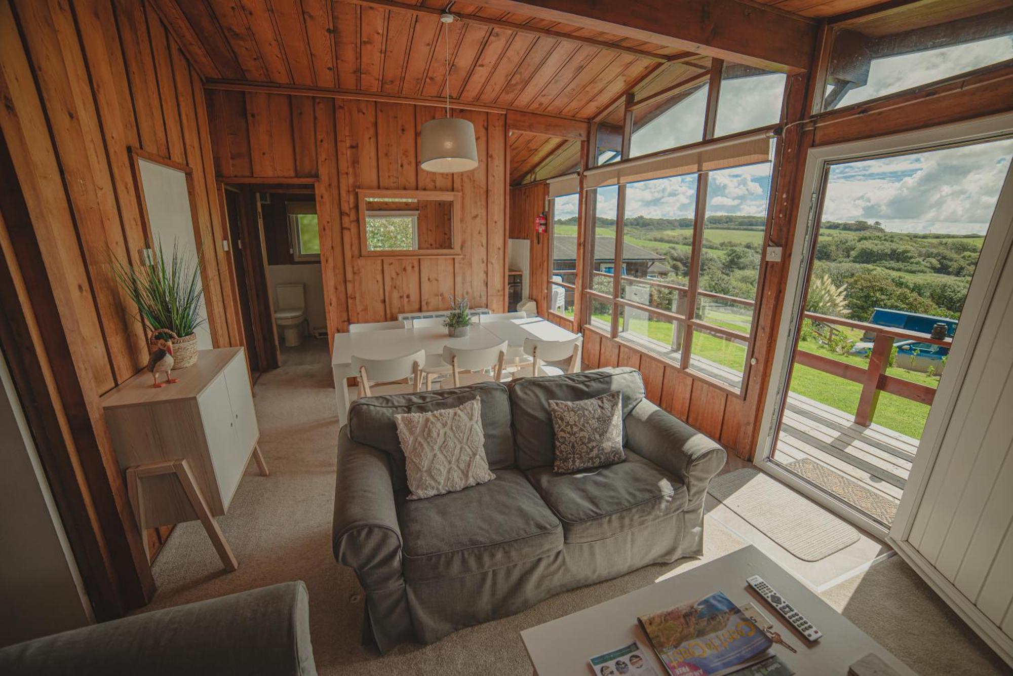Timber Hill Self Catering Cedar Lodges Broad Haven Extérieur photo